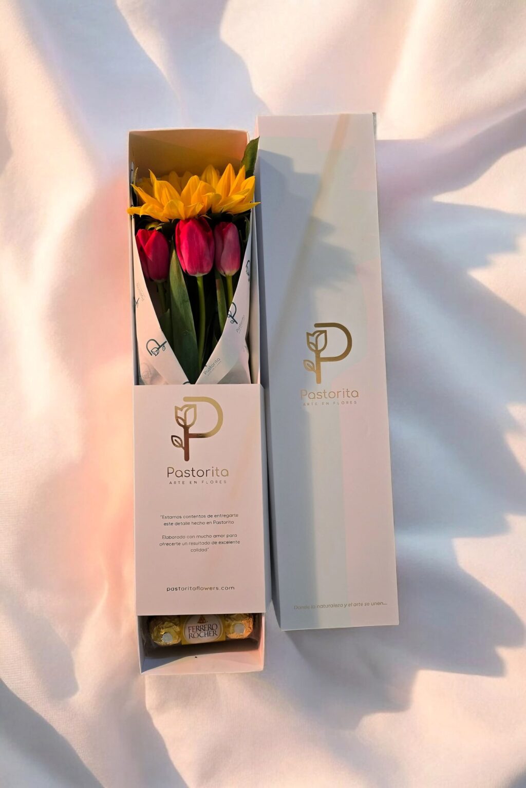 Caja Premium 50cm con 6 Tulipanes y Girasol