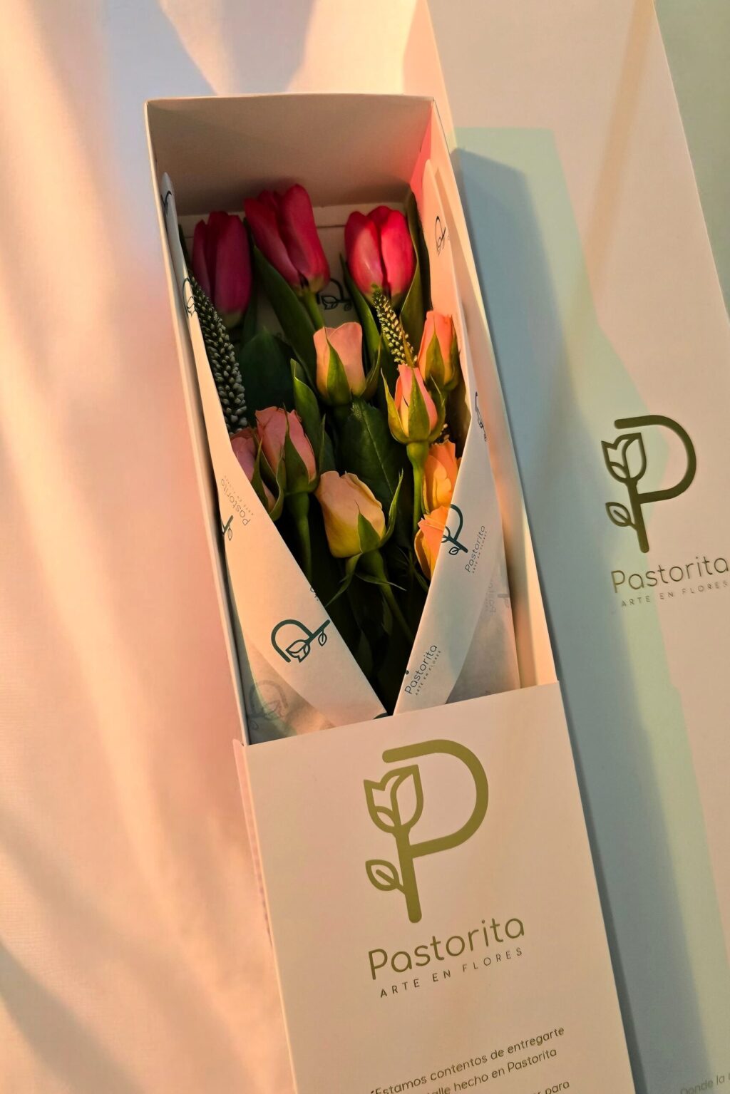 Caja Premium 50cm con 3 Tulipanes y Minirosas
